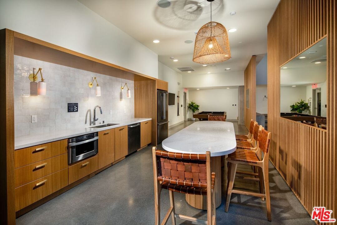 Dining room, Interior, Kitchen, Pendant Lights, Recessed Lighting, Stainless Steel Appliances