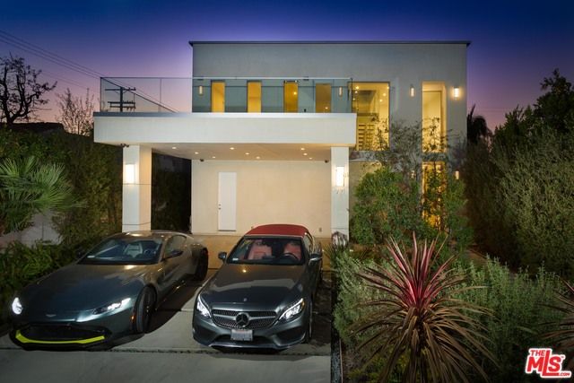 Exterior, Facade, Modern