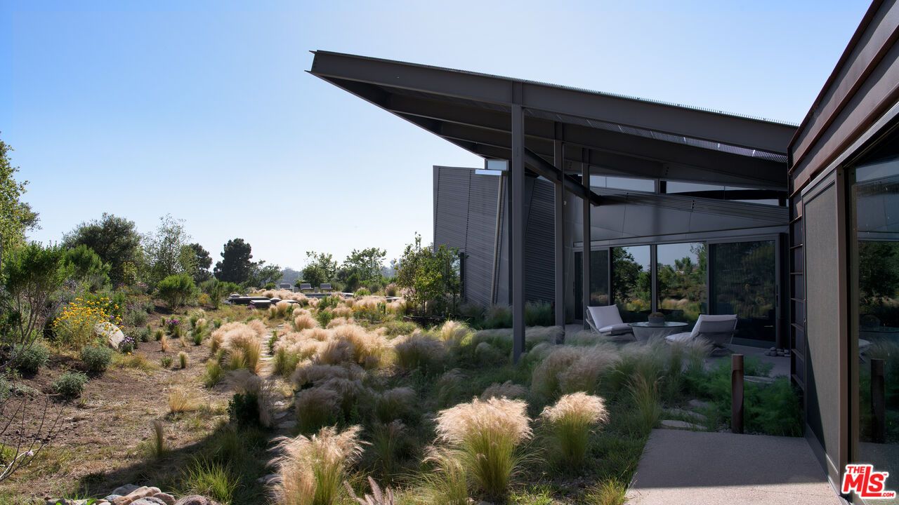 Exterior, Facade, Modern