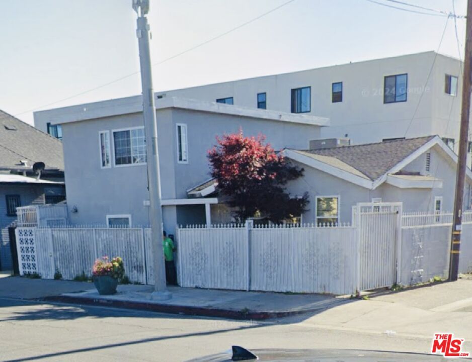 Exterior, Facade, Modern