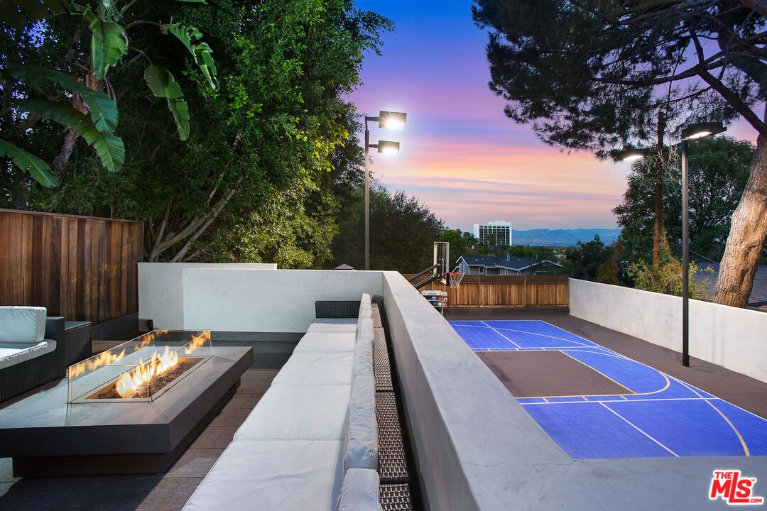 Exterior, Tennis Courts, Water