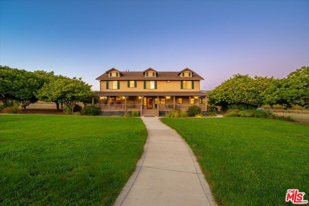Backyard, Exterior, Facade, American Foursquare
