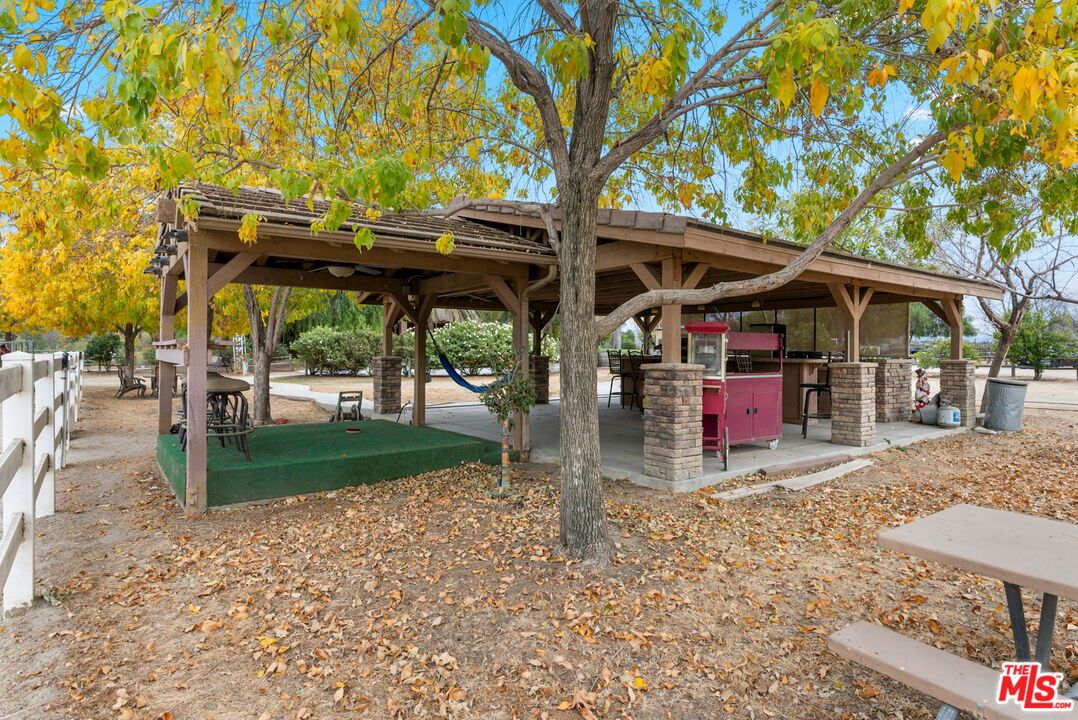 Exterior, Outdoor Kitchen