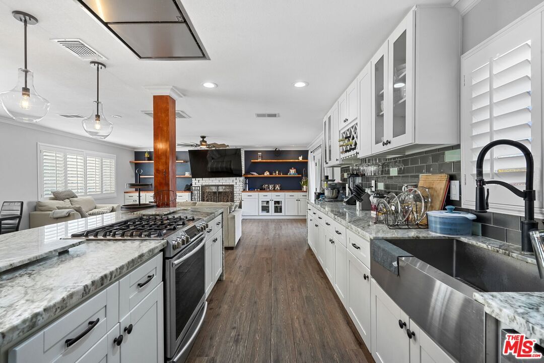 Interior, Kitchen, Living room, Pendant Lights, Recessed Lighting, Wood Texture Flooring