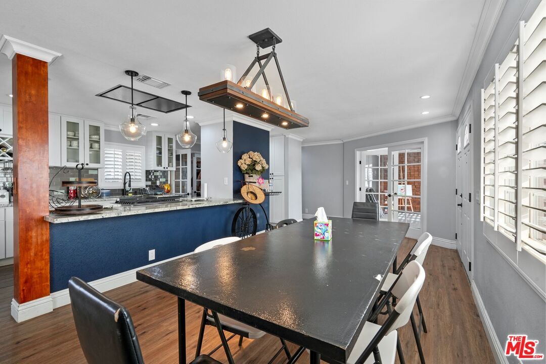 Dining room, Interior, Kitchen, Pendant Lights, Recessed Lighting, Wood Texture Flooring
