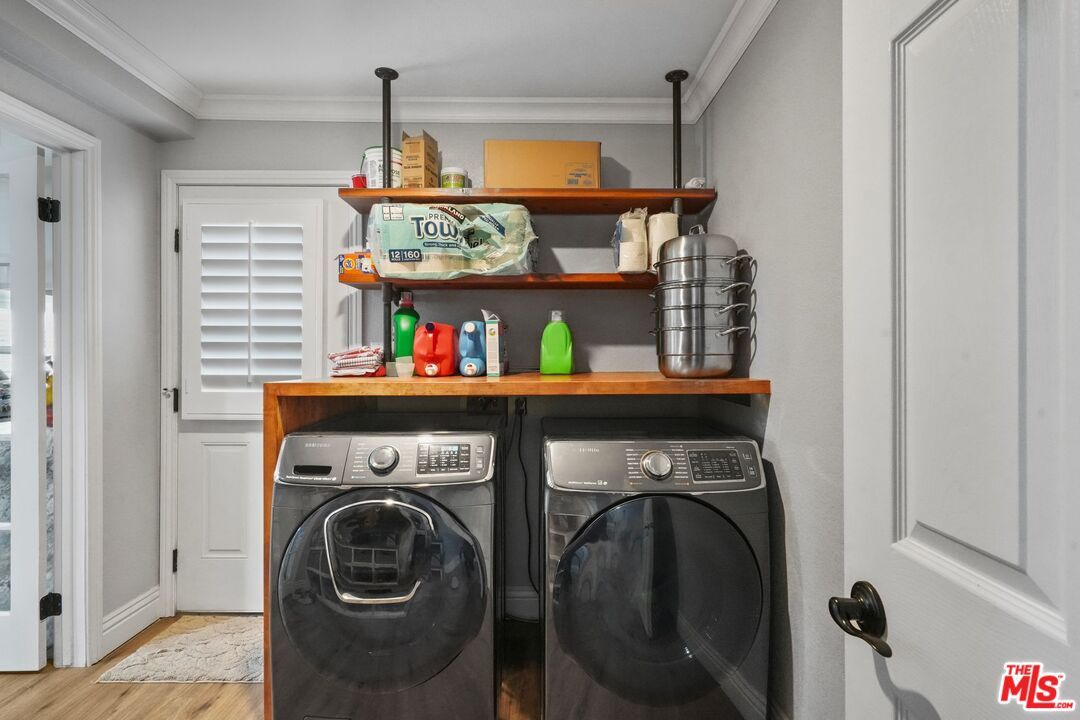 Interior, Washer, Wood Texture Flooring