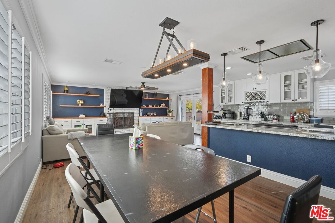 Dining room, Interior, Kitchen, Pendant Lights, Recessed Lighting, Wood Texture Flooring