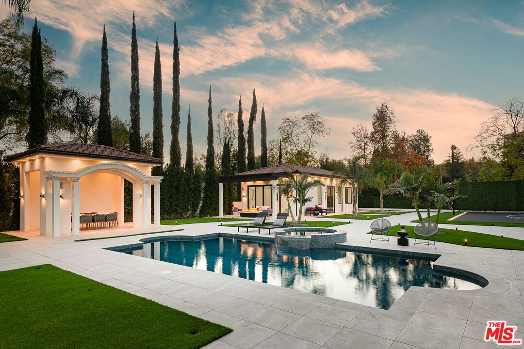 Exterior, Pool