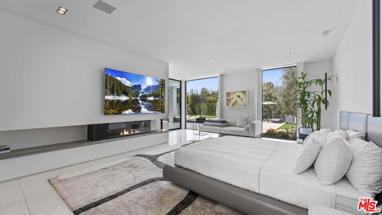 Bedroom, Fireplace, Interior, Pendant Lights, Recessed Lighting