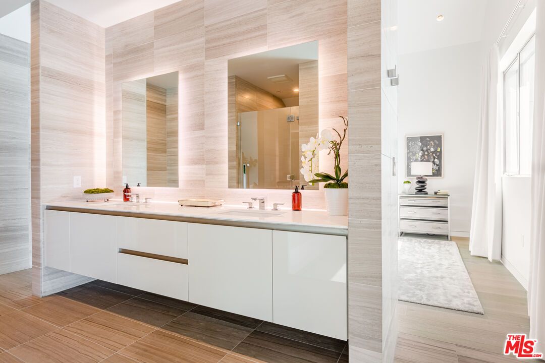 Bathroom, Dual Sink Vanities, Interior, Recessed Lighting