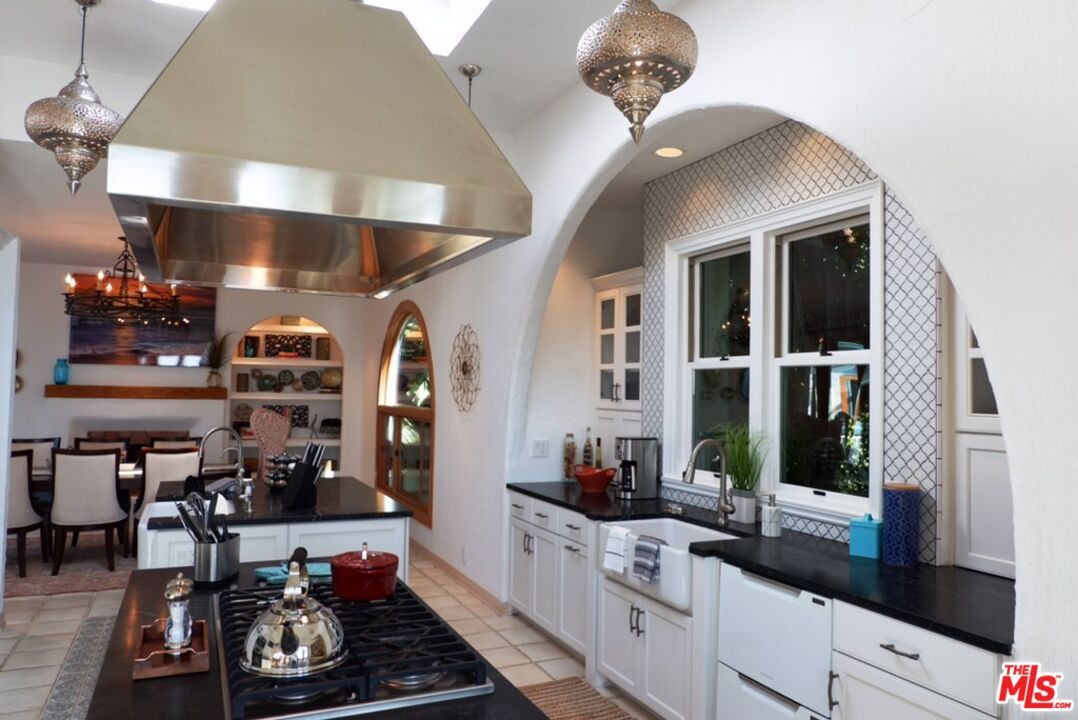 Chandelier, Dining room, Interior, Kitchen, Pendant Lights, Stainless Steel Appliances