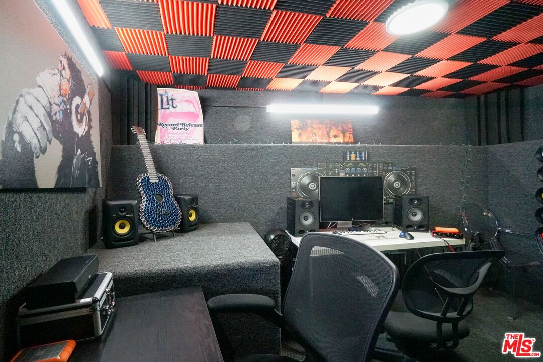 Home Office, Interior