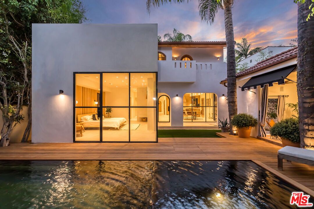 Exterior, Facade, Pool, Modern