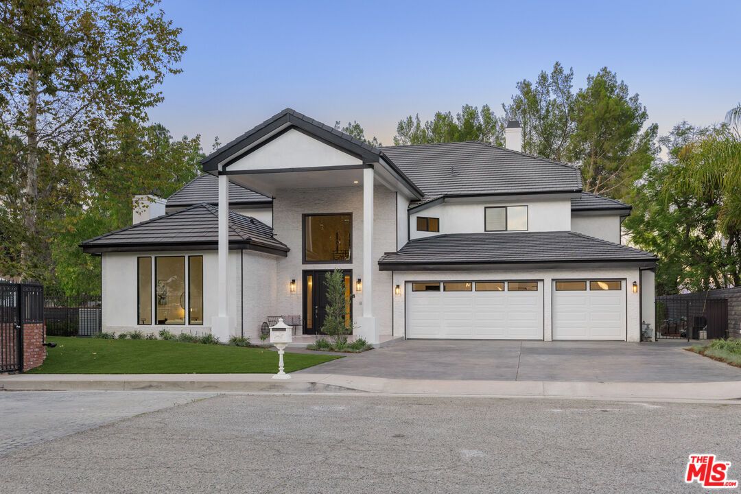 Attached, Exterior, Facade, Farmhouse
