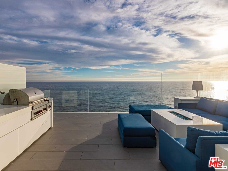 Exterior, Pool, Water