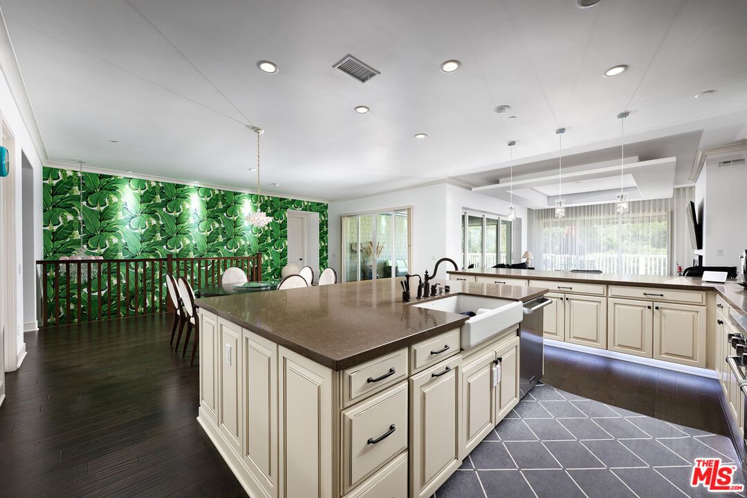 Dining room, Interior, Kitchen, Pendant Lights, Recessed Lighting, Wood Texture Flooring