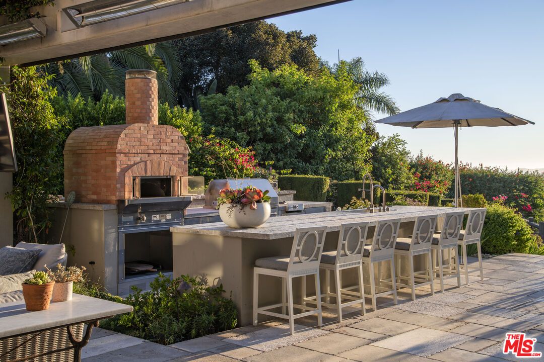 Exterior, Fireplace, Outdoor Kitchen