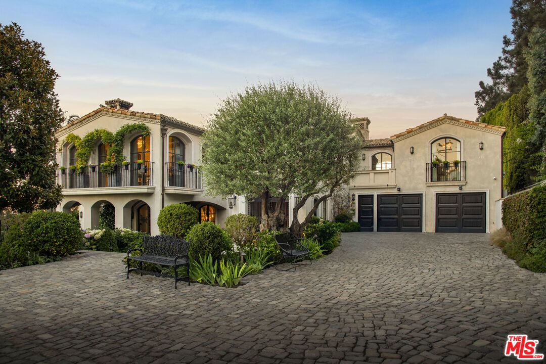 Attached, Exterior, Facade, Mediterranean