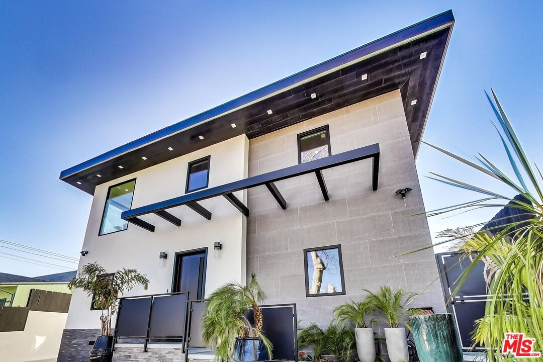 Exterior, Facade, Modern