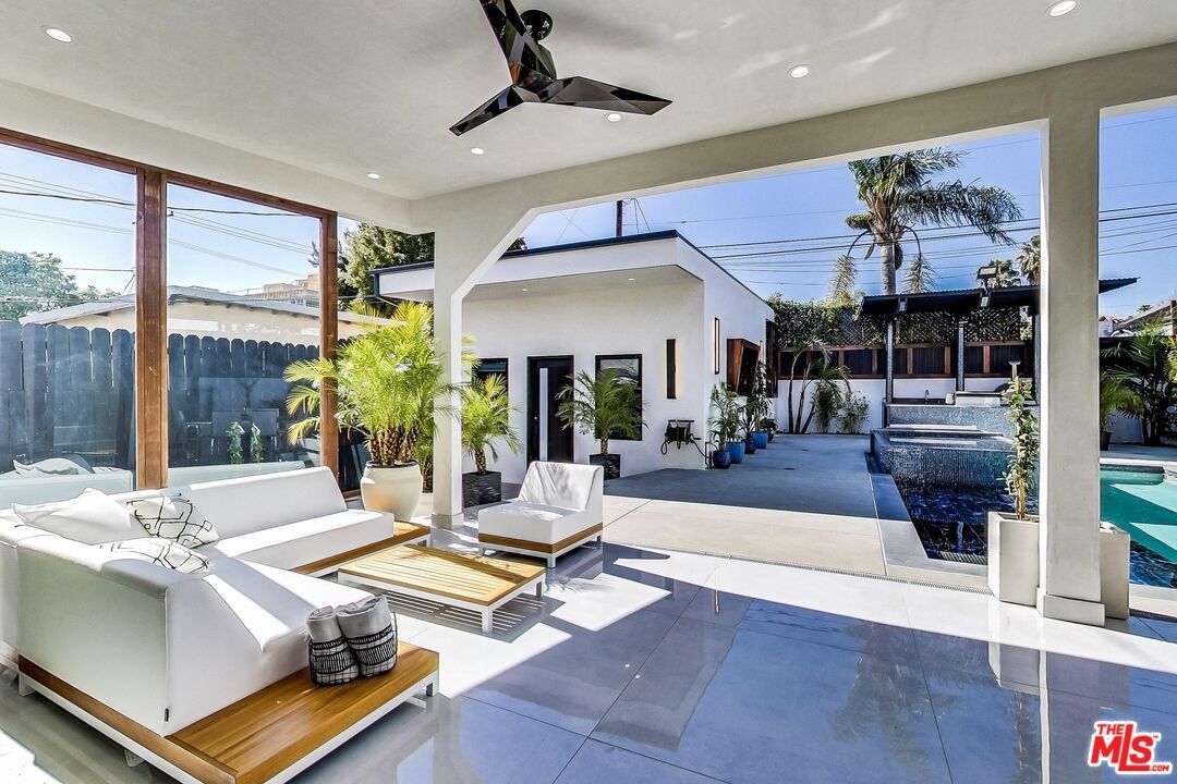 Exterior, Pool, Recessed Lighting