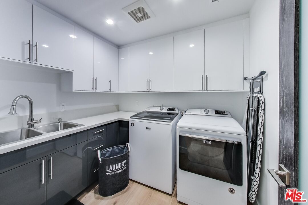 Interior, Recessed Lighting, Washer, Wood Texture Flooring