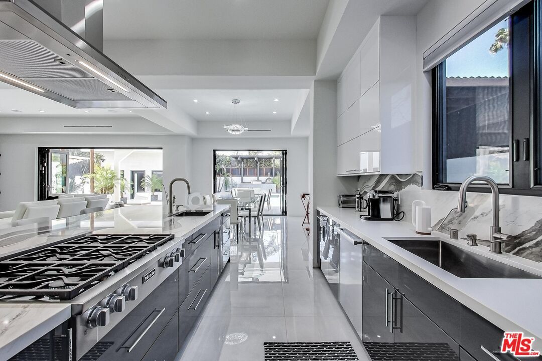 Chandelier, Dining room, Interior, Kitchen, Pendant Lights, Recessed Lighting, Stainless Steel Appliances
