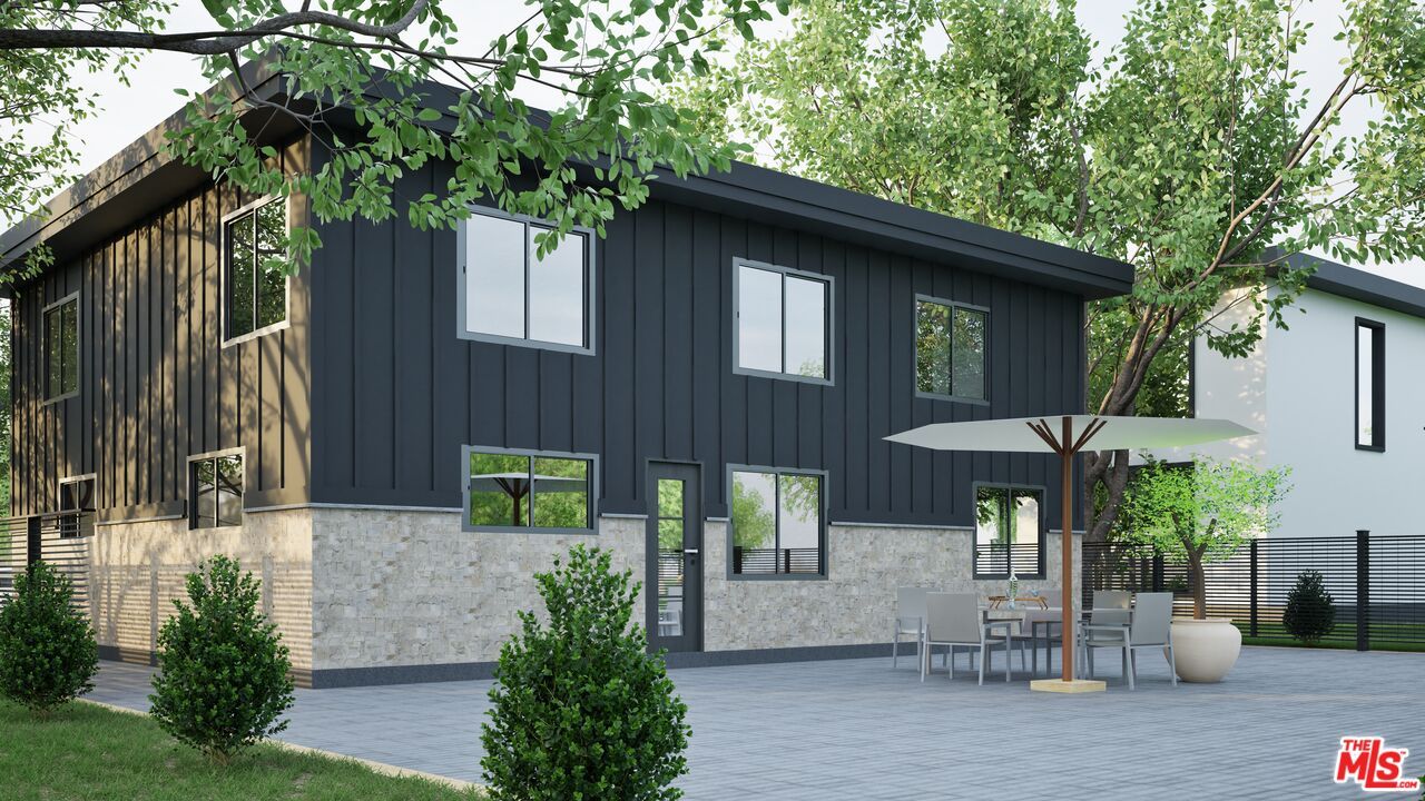 Exterior, Facade, Modern