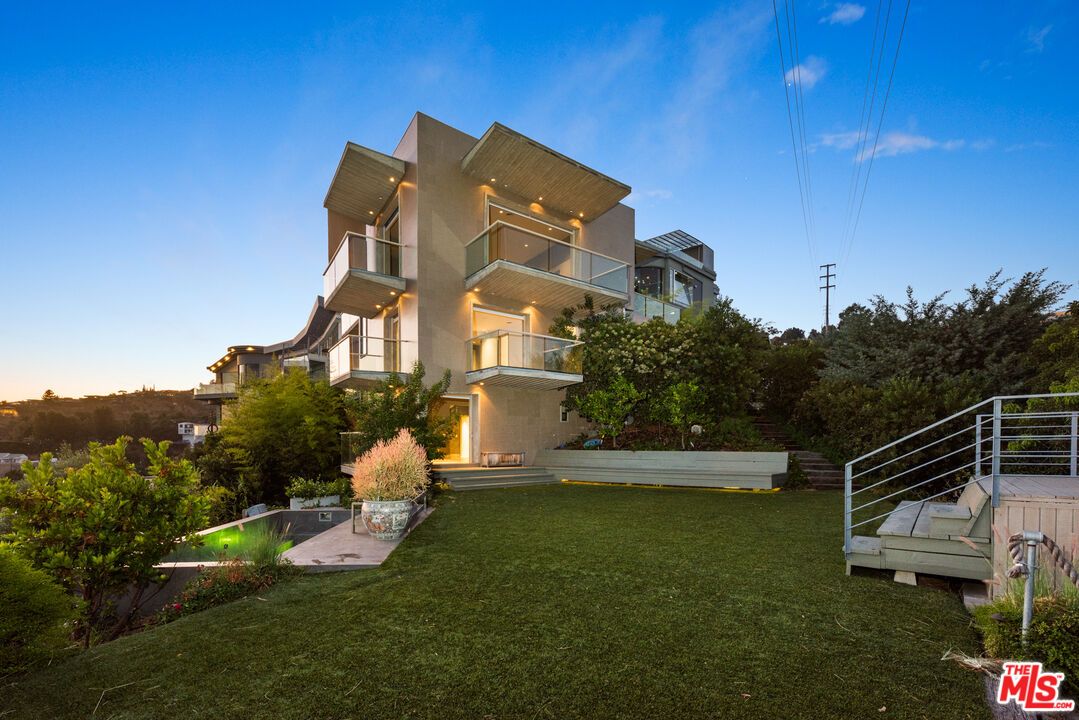 Backyard, Exterior, Facade, Modern