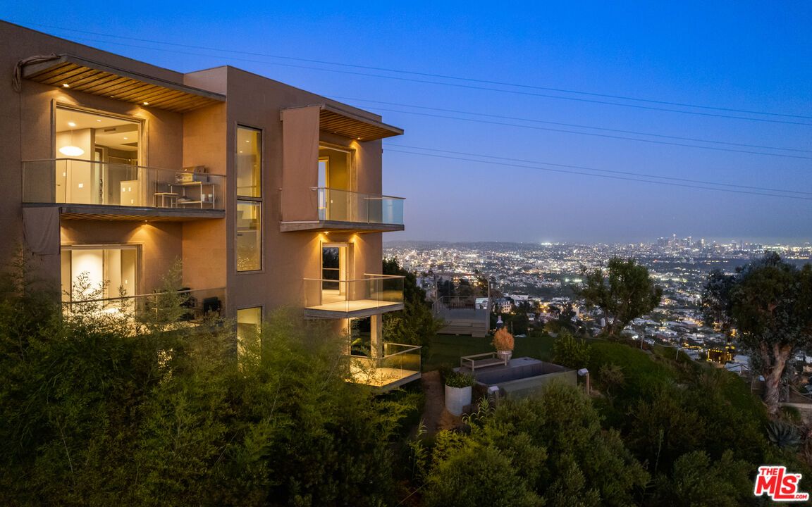 Exterior, Facade, Modern