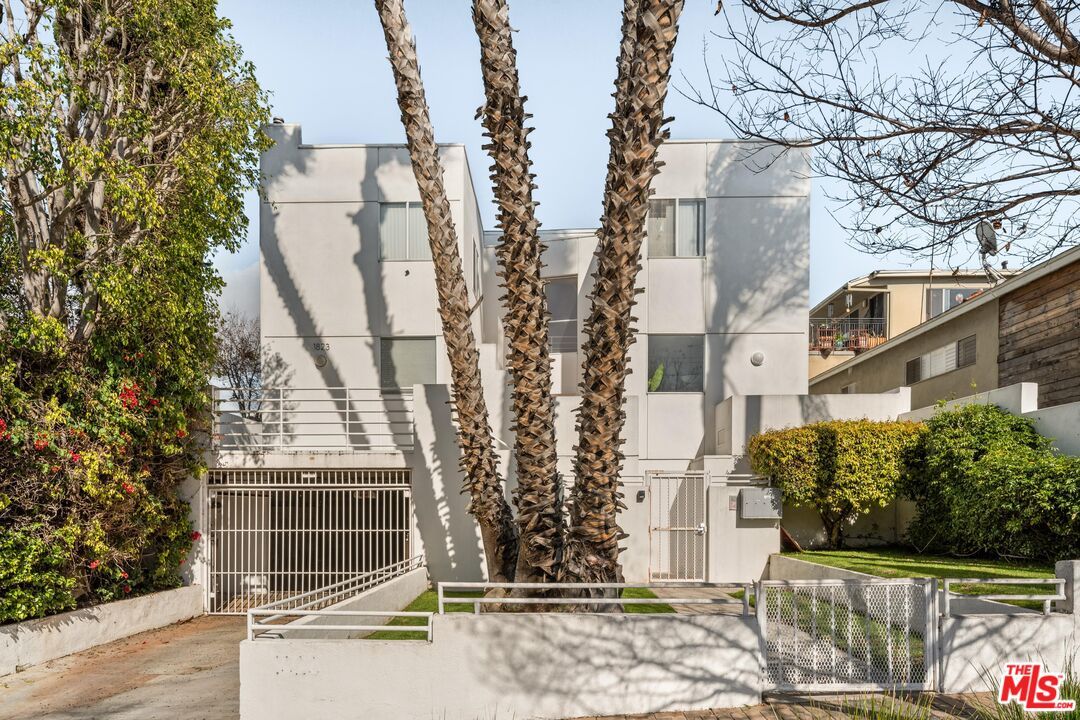 Exterior, Facade, Modern