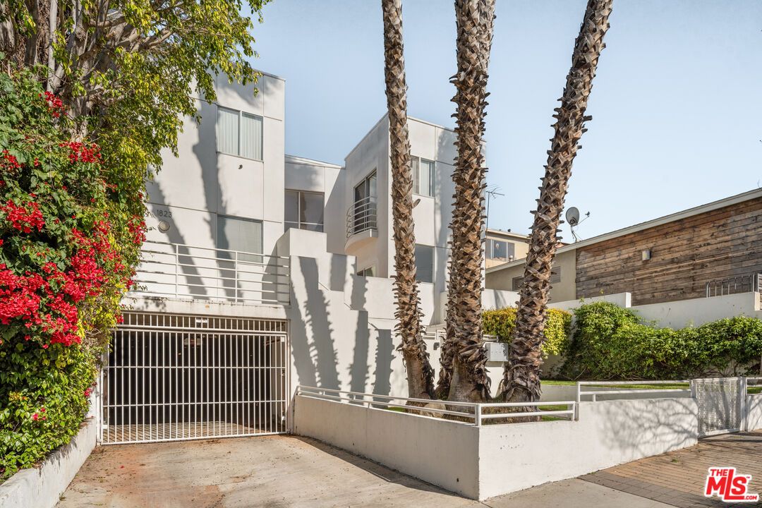 Attached, Exterior, Facade, Modern