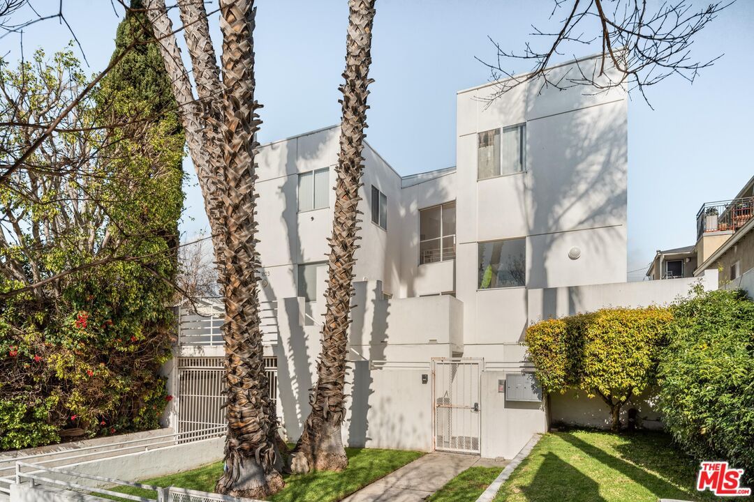 Exterior, Facade, Modern