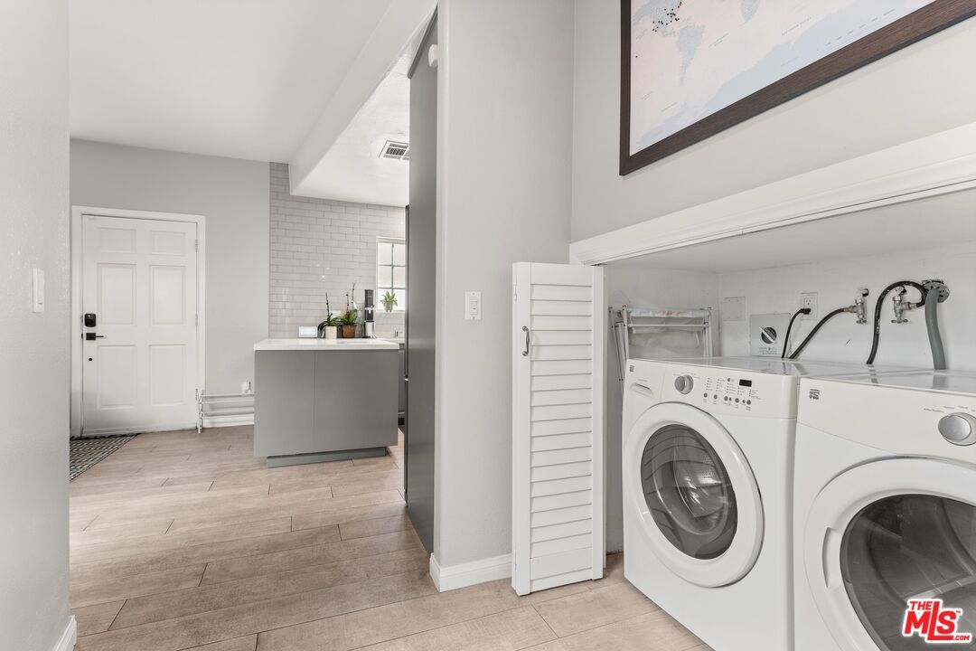Interior, Utility Closets, Washer, Wood Texture Flooring