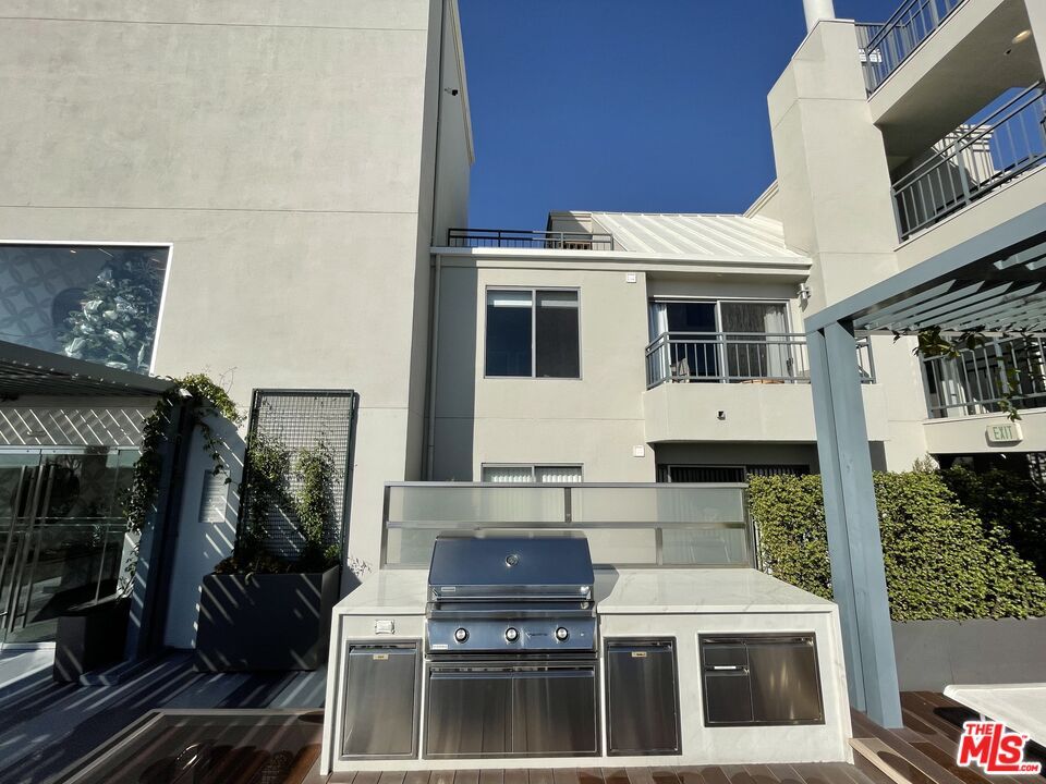Exterior, Outdoor Kitchen