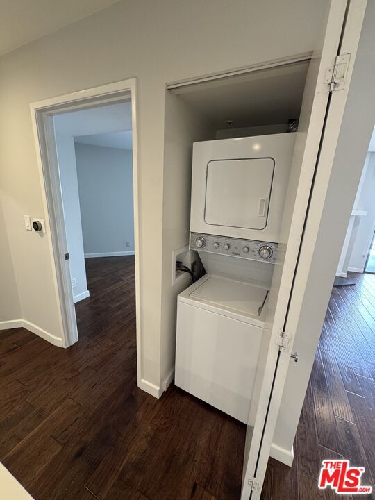 Interior, Utility Closets, Washer, Wood Texture Flooring