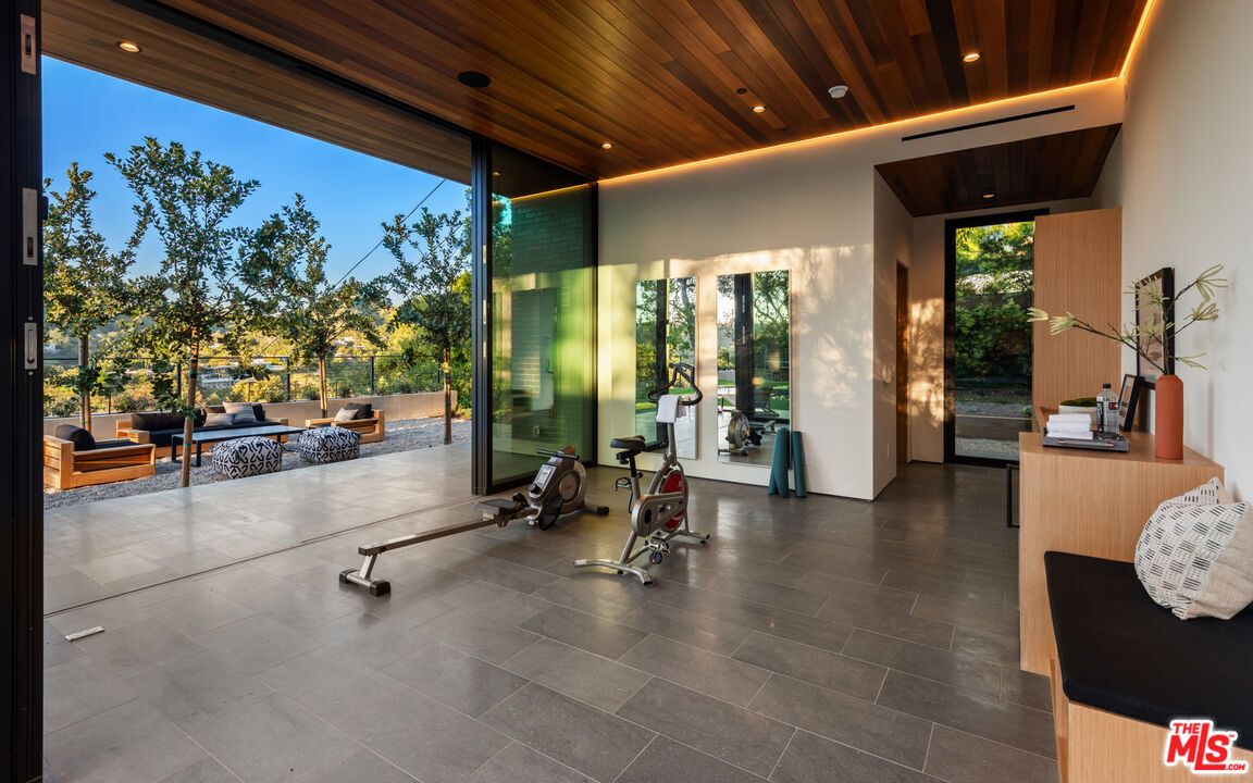 Fitness Equipment, Interior, Living room, Recessed Lighting, Wooden Ceilings