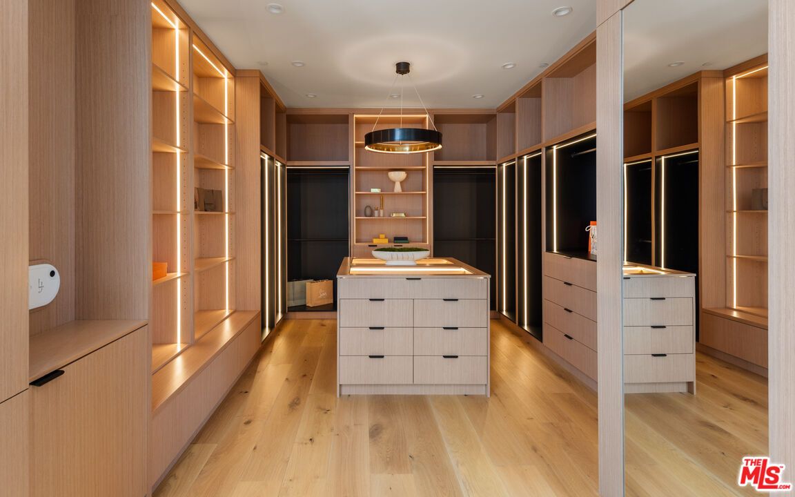 Interior, Pendant Lights, Recessed Lighting, Walk-in Closets, Wood Texture Flooring
