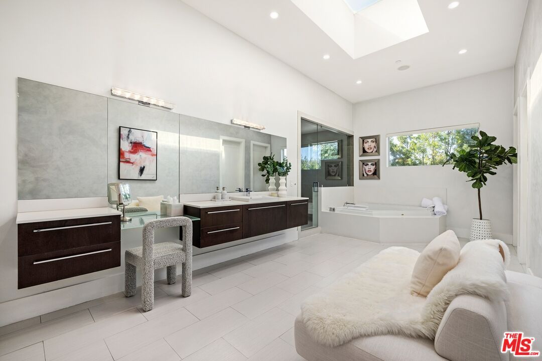Bathroom, Dual Sink Vanities, Interior, Recessed Lighting
