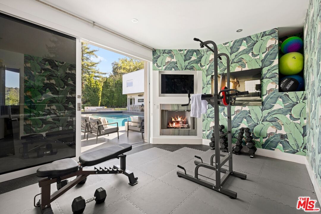 Fireplace, Fitness Equipment, Interior, Recessed Lighting