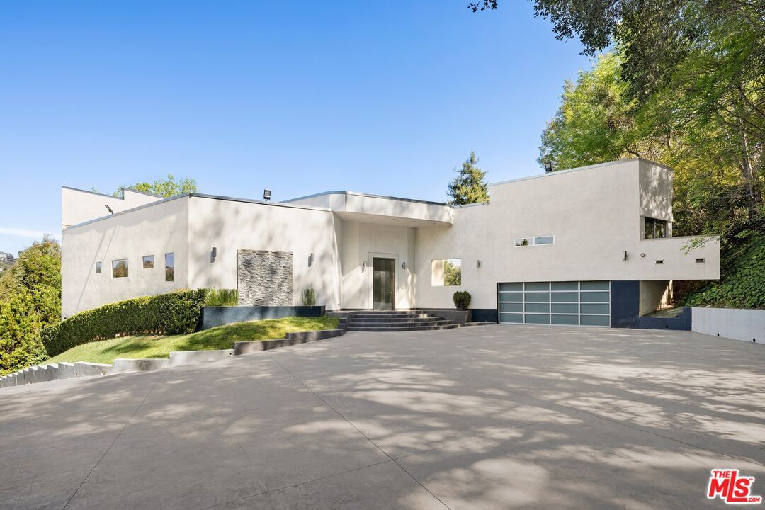 Attached, Exterior, Facade, Modern