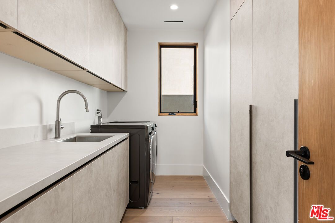 Interior, Recessed Lighting, Washer, Wood Texture Flooring