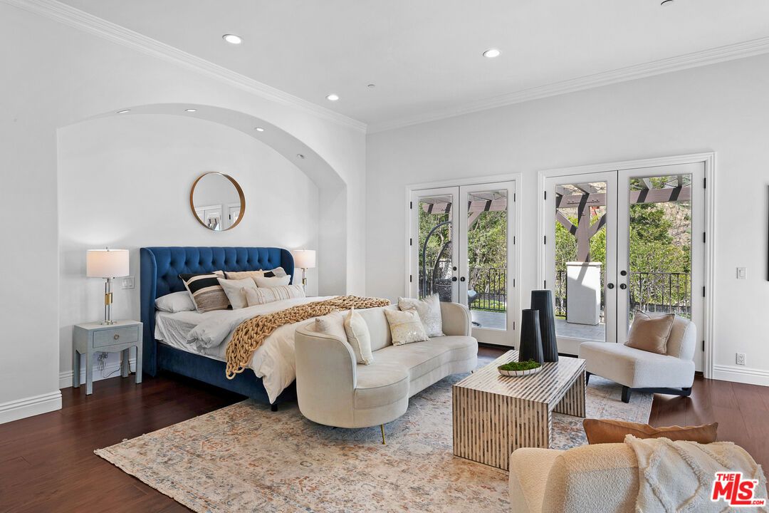 Bedroom, Interior, Living room, Recessed Lighting, Wood Texture Flooring