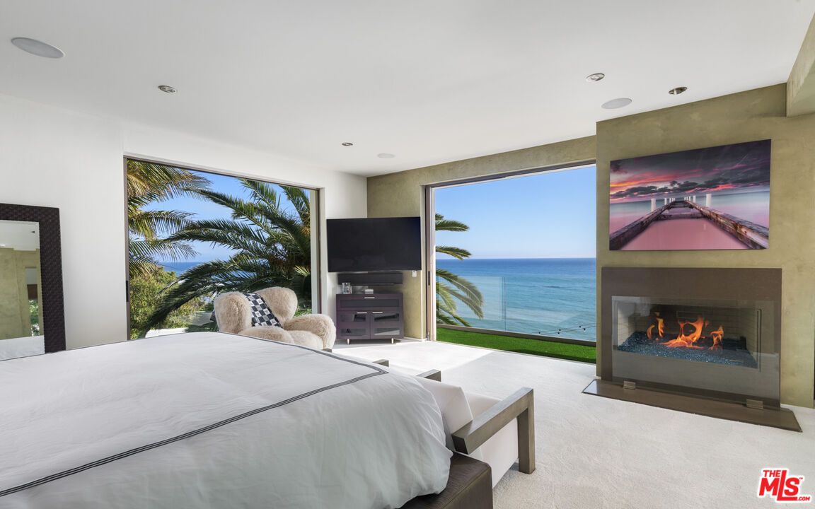 Bedroom, Fireplace, Interior, Recessed Lighting, Water