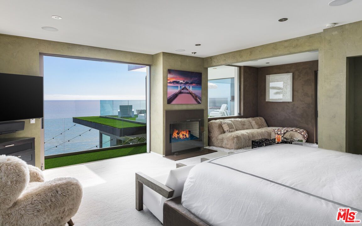 Bedroom, Fireplace, Interior, Recessed Lighting, Water