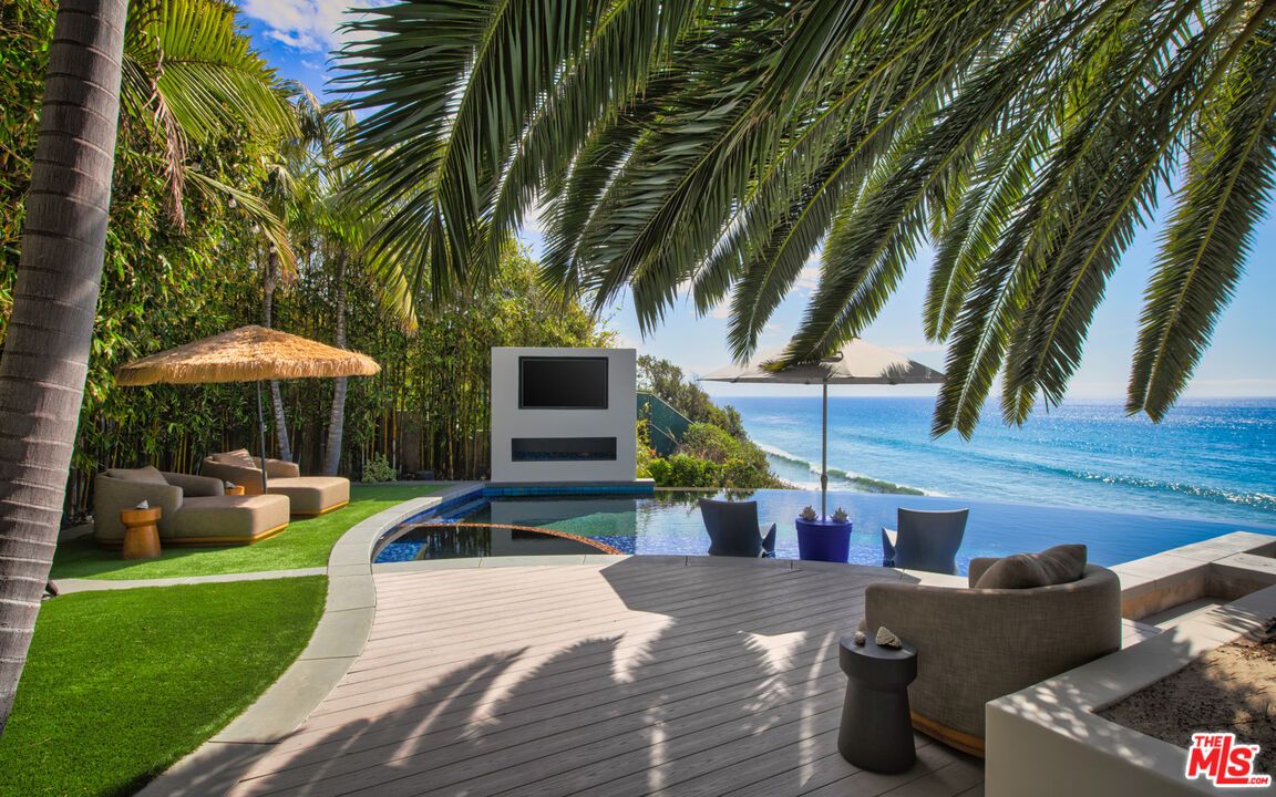 Exterior, Lake, Pool, Water
