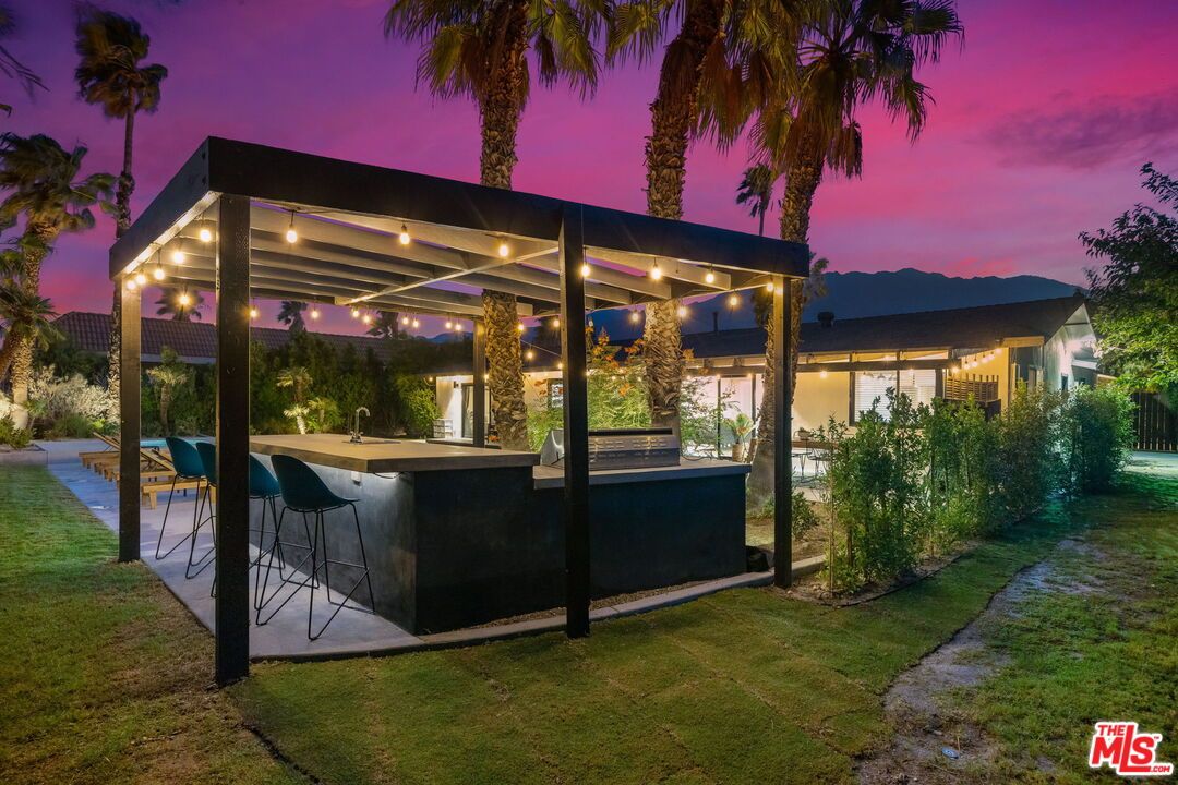 Exterior, Outdoor Kitchen