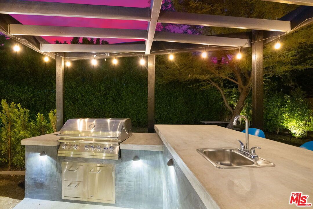 Exterior, Outdoor Kitchen