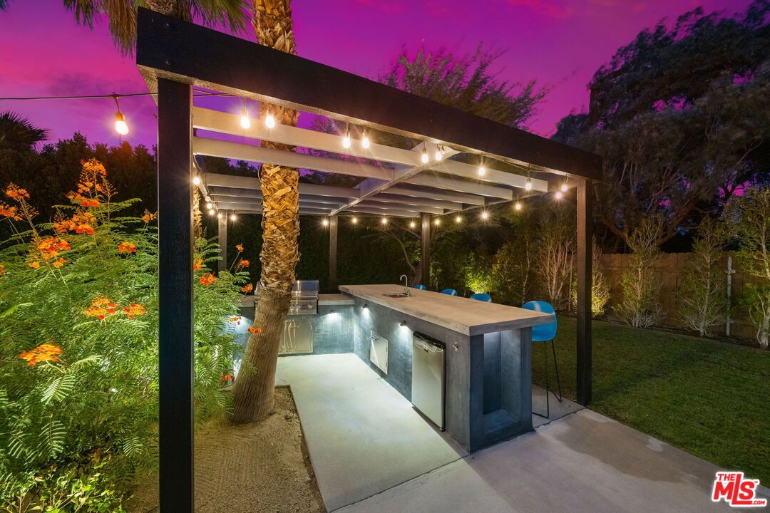 Exterior, Outdoor Kitchen