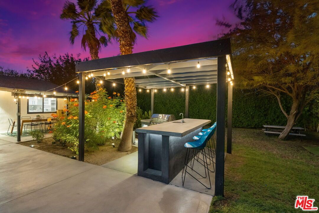 Exterior, Hot Tub, Outdoor Kitchen