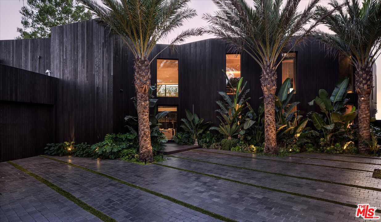 Exterior, Facade, Modern